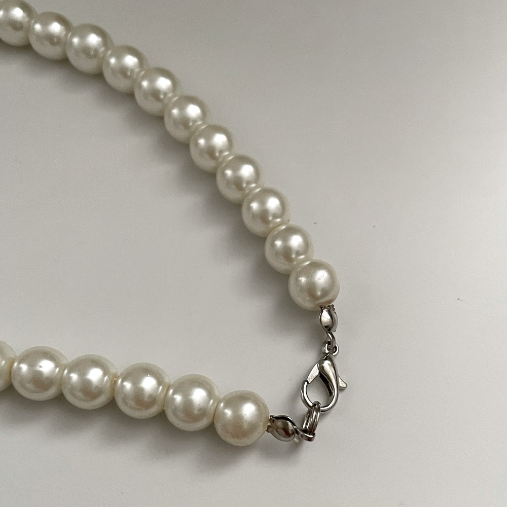 Elegant White Pearl Necklace - Picture 2 of 5